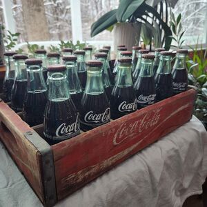 Coco Cola 14 full bottles,  - Antique hobble in Red Wood Coke Case